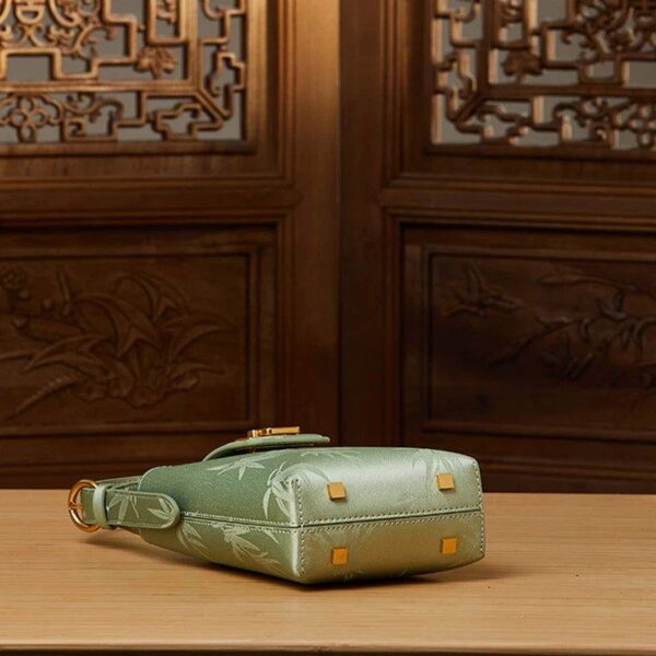 エンボス加工_レザー_グリーン_バンブー_リーフ_スマホバッグ_-_中文-2468730 Embossed_Leather_Green_Bamboo_Leaf_Phone_Bag_-_SinoCultural-2468730