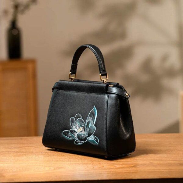 刺繍_レザー_黒_蓮_ハンドバッグ_-_中文-2470454 Embroidery_Leather_Black_Lotus_Handbag_-_SinoCultural-2470454