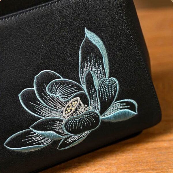 刺繍_レザー_黒_蓮_ハンドバッグ_-_中文2470470 Embroidery_Leather_Black_Lotus_Handbag_-_SinoCultural-2470470