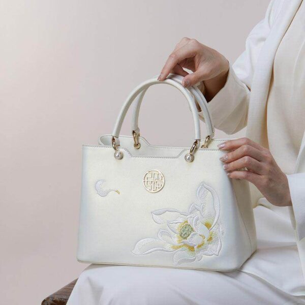 刺繍_レザー_ホワイト_ロータス_トートバッグ_-_中文-2476786 Embroidery_Leather_White_Lotus_Tote_Bag_-_SinoCultural-2476786