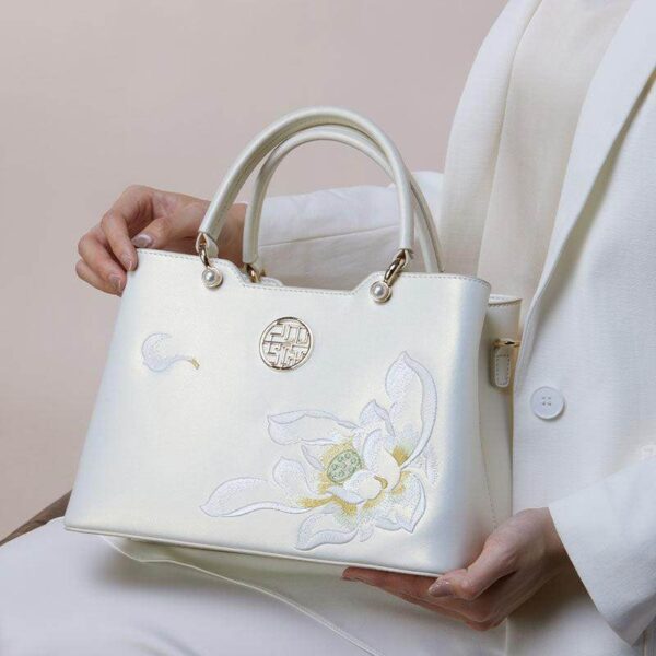 刺繍_レザー_ホワイト_ロータス_トートバッグ_-_中文-2476792 Embroidery_Leather_White_Lotus_Tote_Bag_-_SinoCultural-2476792