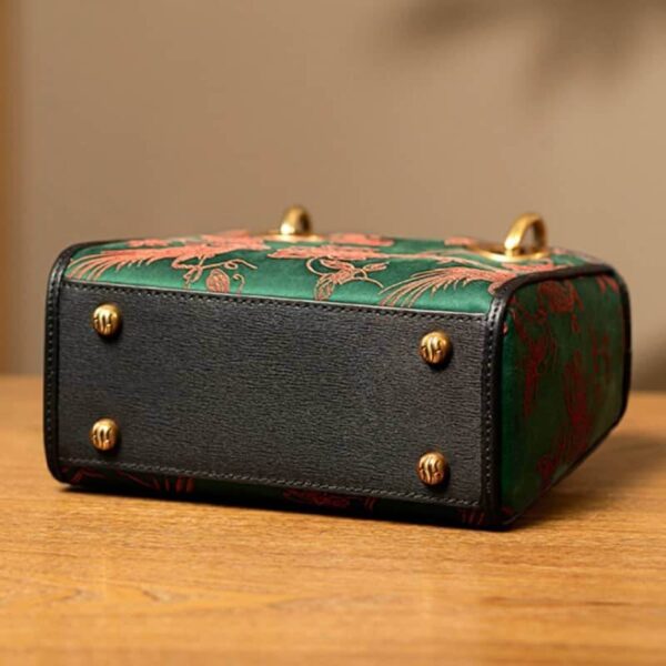 香り_雲_シルク_ヴィンテージ_牛革_ハンドバッグ_ペンダント付き_中文2479508 Fragrant_Cloud_Silk_Vintage_Cowhide_Handbag_with_Pendant_-_SinoCultural-2479508