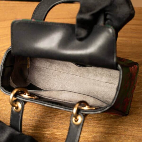 香り_雲_シルク_ヴィンテージ_牛革_ハンドバッグ_ペンダント付き_中文-2479514 Fragrant_Cloud_Silk_Vintage_Cowhide_Handbag_with_Pendant_-_SinoCultural-2479514