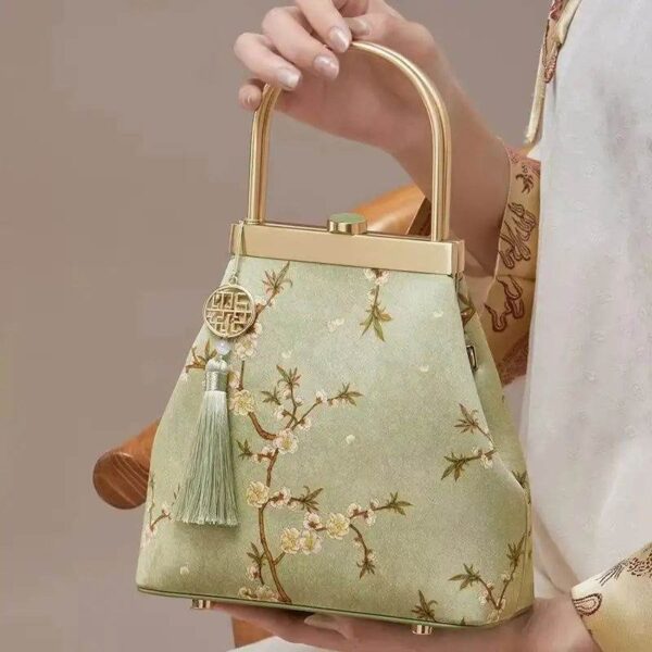 マルベリー_シルク_ラグジュアリー_ライトグリーン_キスロック_クラッチバッグ_-_SinoCultural-2481823 Mulberry_Silk_Luxury_Light_Green_Kiss_Lock_Clutch_Bag_-_SinoCultural-2481823