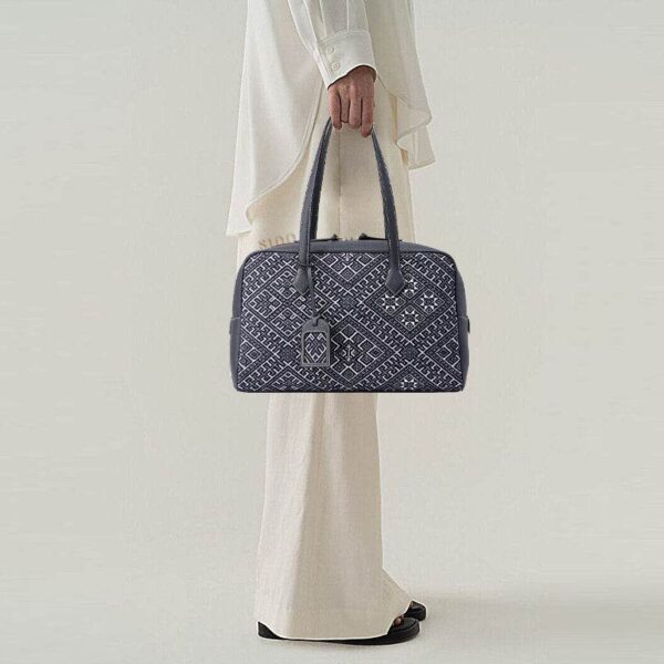 Zhuang-Brocade-Flying-Swallow-ハンドバッグ-モデル-サイドビュー Zhuang-Brocade-Flying-Swallow-Handbag-Model-Side-View