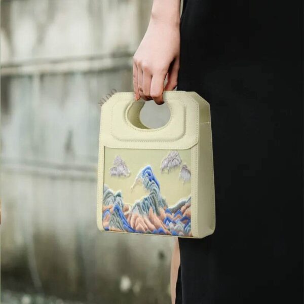 シノワズリー・マウンテンズ・エンブロイダリード・ハンドルバッグ モデル-2 chinoiserie-mountains-embroidered-handle-bag-model-2