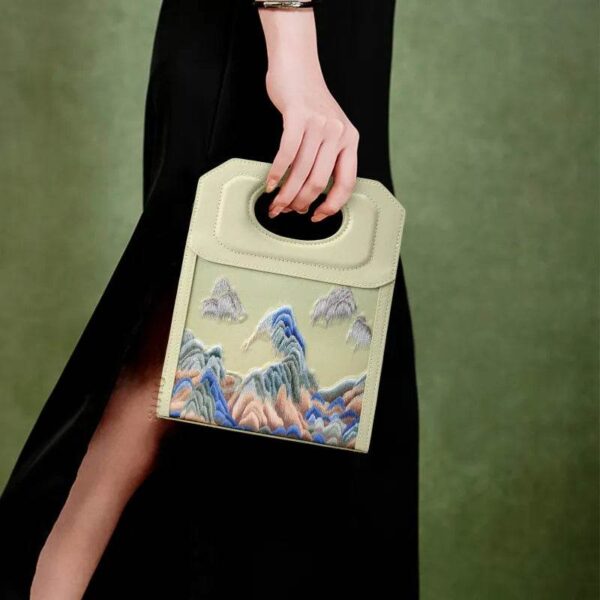 シノワズリー・マウンテンズ・エンブロイダリード・ハンドルバッグ・モデル chinoiserie-mountains-embroidered-handle-bag-model