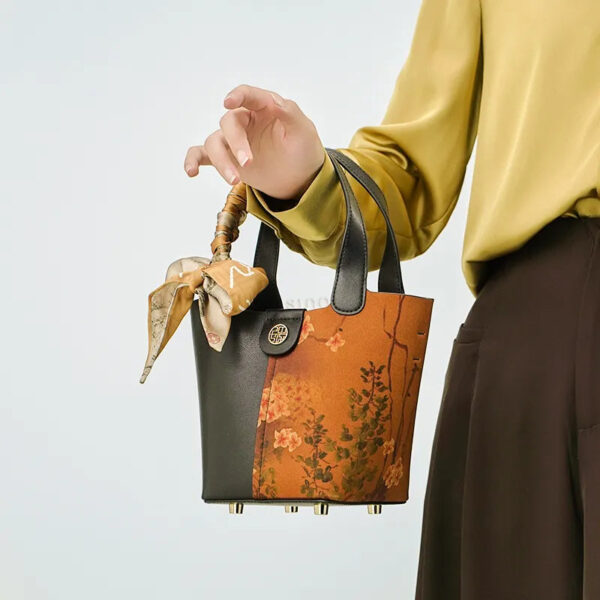 モデル・アームキャリー・プラム・ブロッサム・ハンドバッグ・フロント model-arm-carry-plum-blossom-handbag-front
