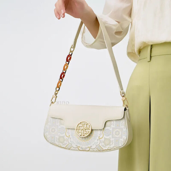 モデル-キャリング-オクタゴナル-ブロケード-バッグ-アーム-クルック model-carrying-octagonal-brocade-bag-arm-crook