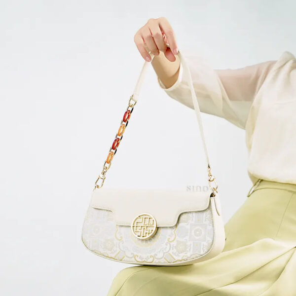 モデルホールディング・オクタゴナル・ブロケード・バッグ・シート model-holding-octagonal-brocade-bag-seated