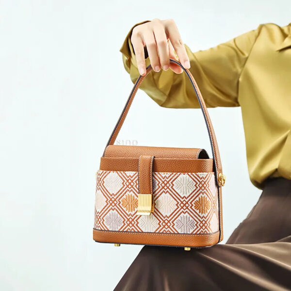 モデル・シーテッド・ブロケード・バッグ・オン・ニーズ model-seated-brocade-bag-on-knees