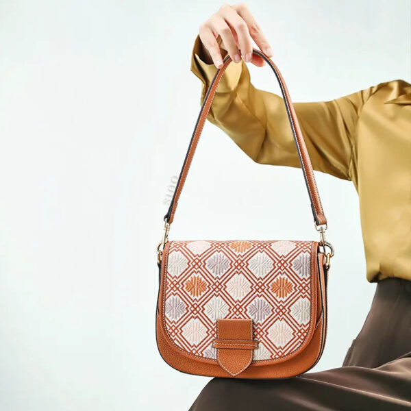 モデル・シート・ホールド・ブロケード・バッグ・オン・ラップ model-seated-holding-brocade-bag-on-lap