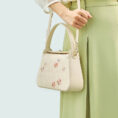 model-single-shoulder-carry-plum-blossom-bag