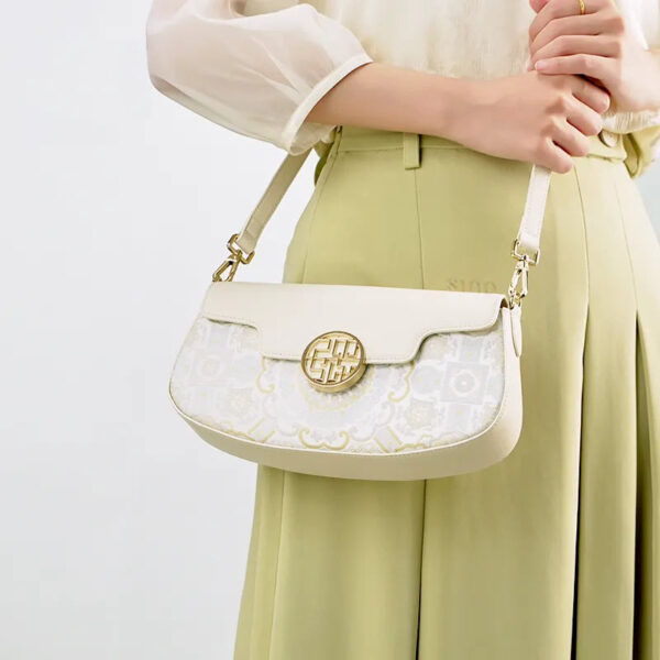 モデル着用-八角形ブロケードバッグ・クロスボディ model-wearing-octagonal-brocade-bag-crossbody