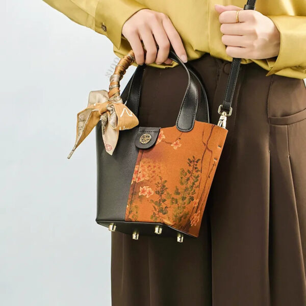 モデル着用プラム・ブロッサム・ハンドバッグ・クロスボディ model-wearing-plum-blossom-handbag-crossbody