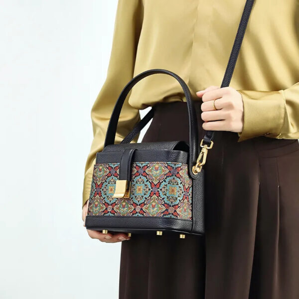 モデル着用曲-ブロケードバッグクロスボディ model-wearing-song-brocade-bag-crossbody