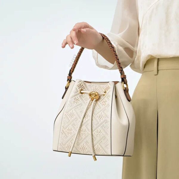 wanj-柄刺繍レザーコンバーチブルリュック-トートモデル-ハンドヘルド wanj-pattern-embroidered-leather-convertible-backpack-tote-model-handheld