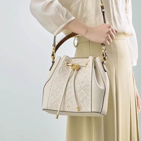 wanj-パターン-エンブロイダリード-レザー-コンバーチブル-バックパック-トートモデル-ショルダー-ハンドヘルド wanj-pattern-embroidered-leather-convertible-backpack-tote-model-shoulder-handheld