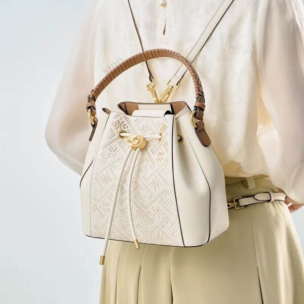 wanj-パターン-エンブロイダリード-レザー-コンバーチブル-バックパック-トート-モデル-着用-バックパック-後ろから wanj-pattern-embroidered-leather-convertible-backpack-tote-model-wearing-backpack-from-behind