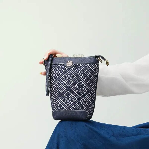 Zhuang-brocade-バケットクロスボディバッグ-モデル-ブルードレス-シッティングニー zhuang-brocade-bucket-crossbody-bag-model-blue-dress-sitting-knee