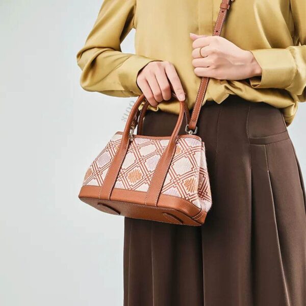 荘錦菊クロスボディバッグモデルクロスボディ zhuang-brocade-chrysanthemum-crossbody-bag-model-crossbody