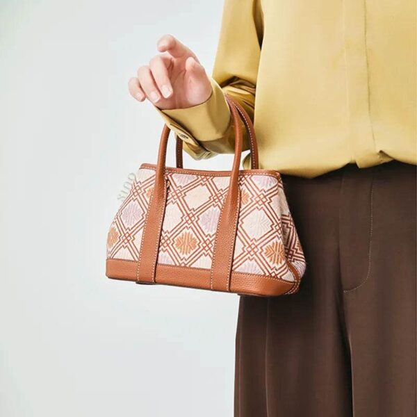 荘錦菊クロスボディバッグモデル手持ち zhuang-brocade-chrysanthemum-crossbody-bag-model-handheld