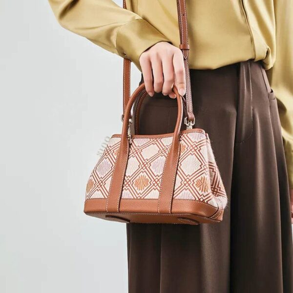 荘錦菊クロスボディバッグモデルショルダー手持ち zhuang-brocade-chrysanthemum-crossbody-bag-model-shoulder-handheld