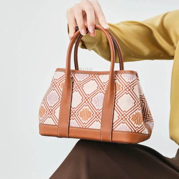 荘錦菊クロスボディバッグモデル座り膝 zhuang-brocade-chrysanthemum-crossbody-bag-model-sitting-knee