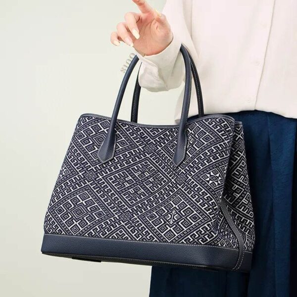 荘錦繍革肩带モデルシングルショルダーブルードレス zhuang-brocade-embroidered-leather-shoulder-bag-model-single-shoulder-blue-dress