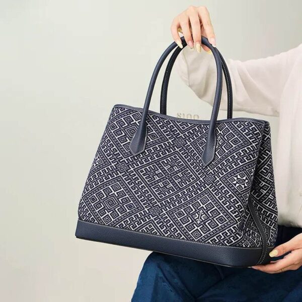 荘錦繍革肩袋模型坐跪青服 zhuang-brocade-embroidered-leather-shoulder-bag-model-sitting-knee-blue-dress